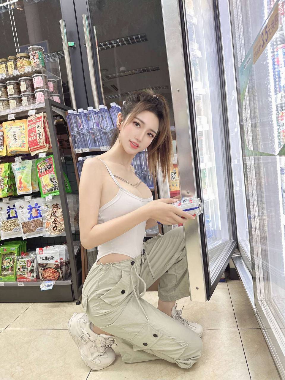 (F9@[IO7Y6]QO]@){A8BGZN_tmb.jpg